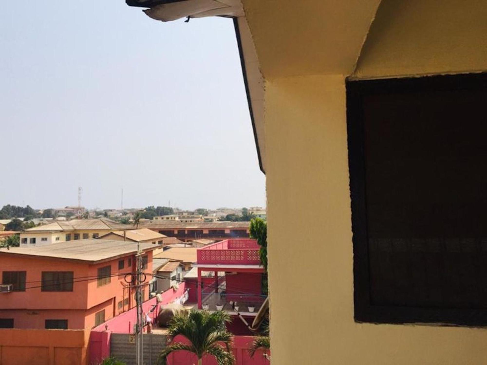 Room In Bb - Double Room With Balcony In The Heart Of Accra Exterior photo