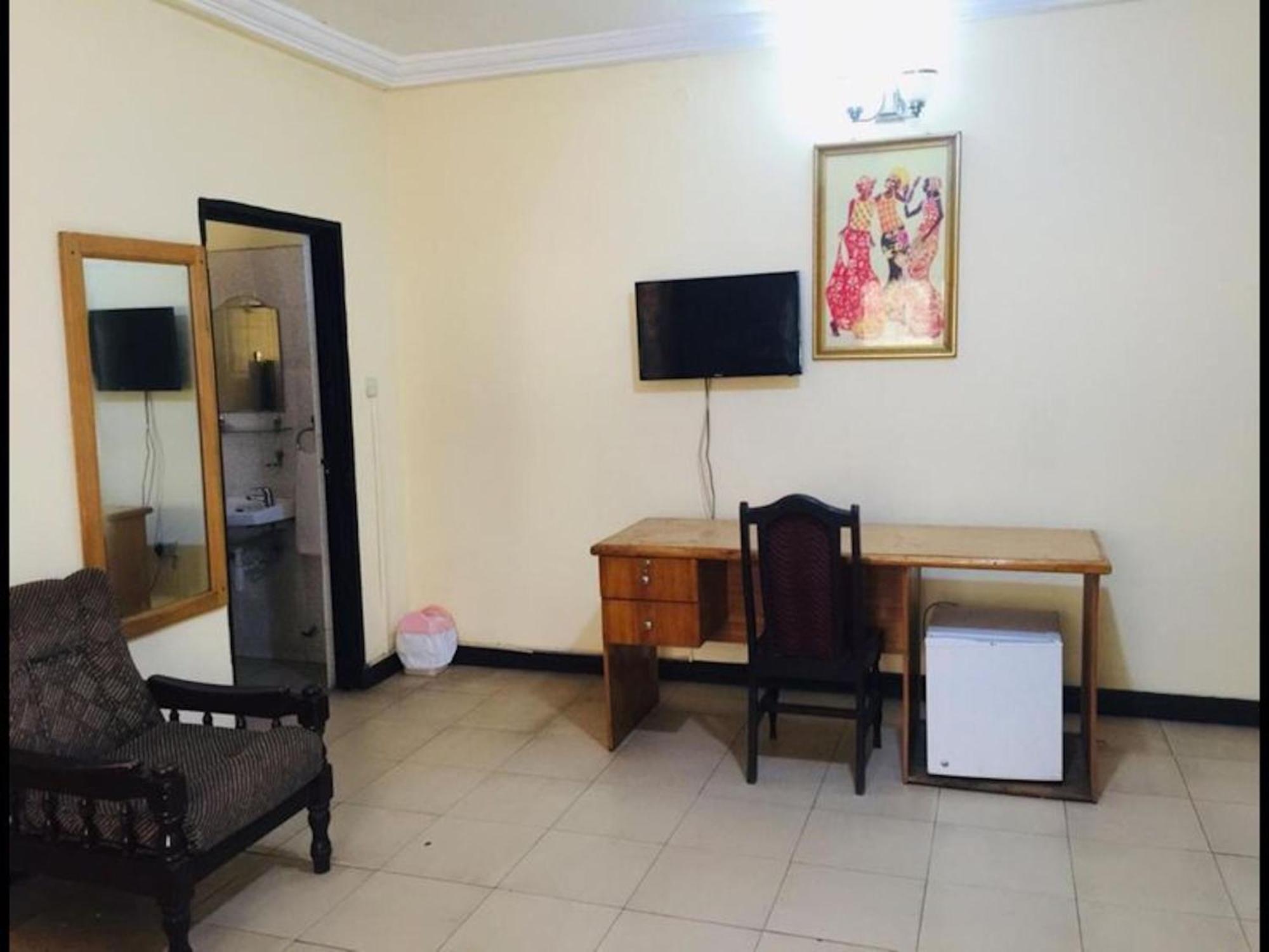 Room In Bb - Double Room With Balcony In The Heart Of Accra Exterior photo