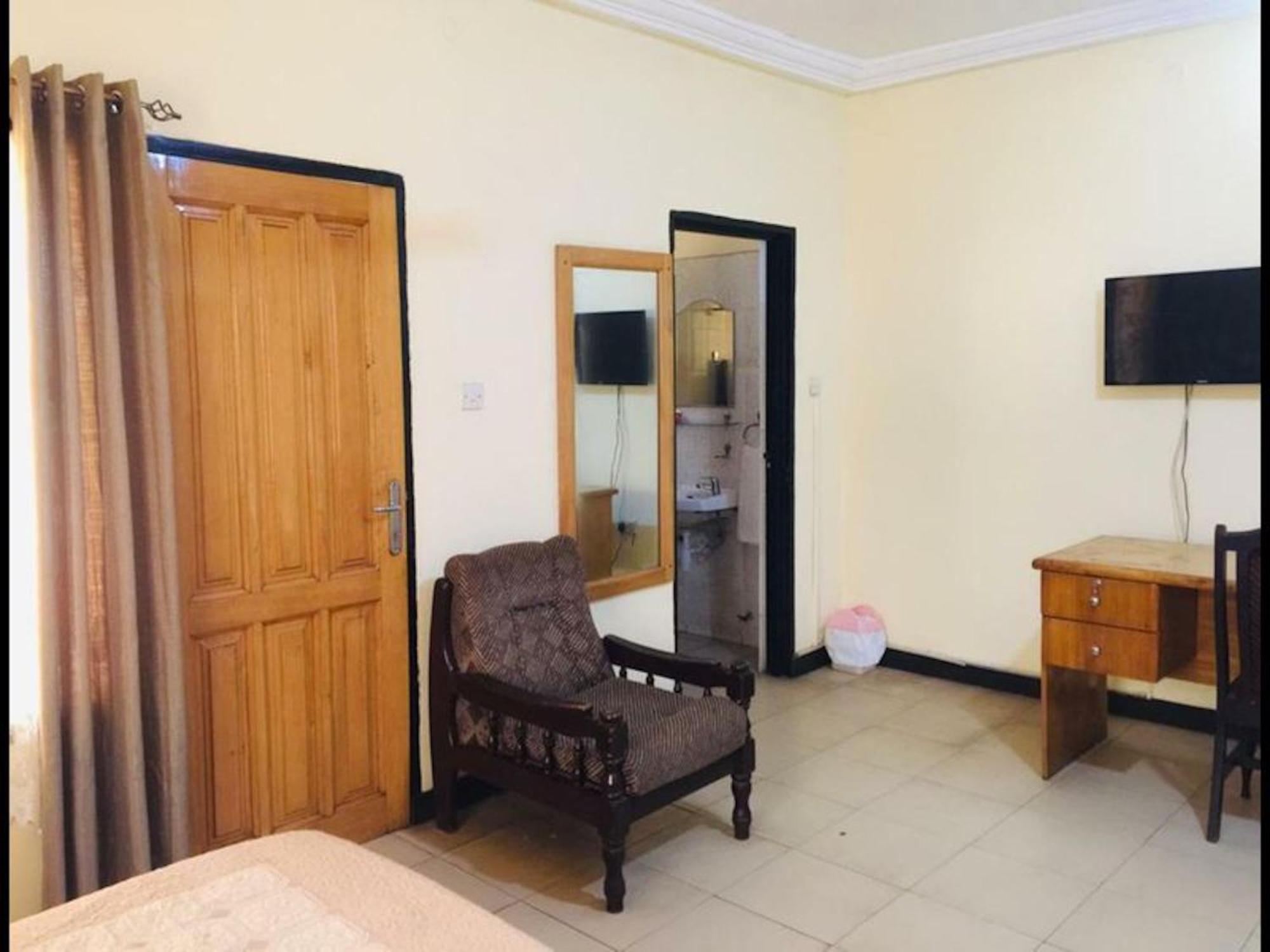 Room In Bb - Double Room With Balcony In The Heart Of Accra Exterior photo