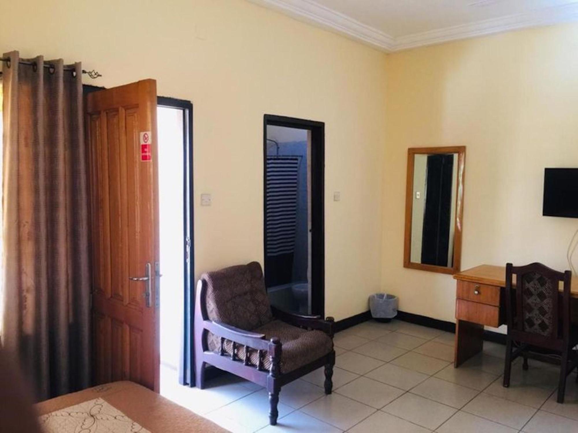 Room In Bb - Double Room With Balcony In The Heart Of Accra Exterior photo